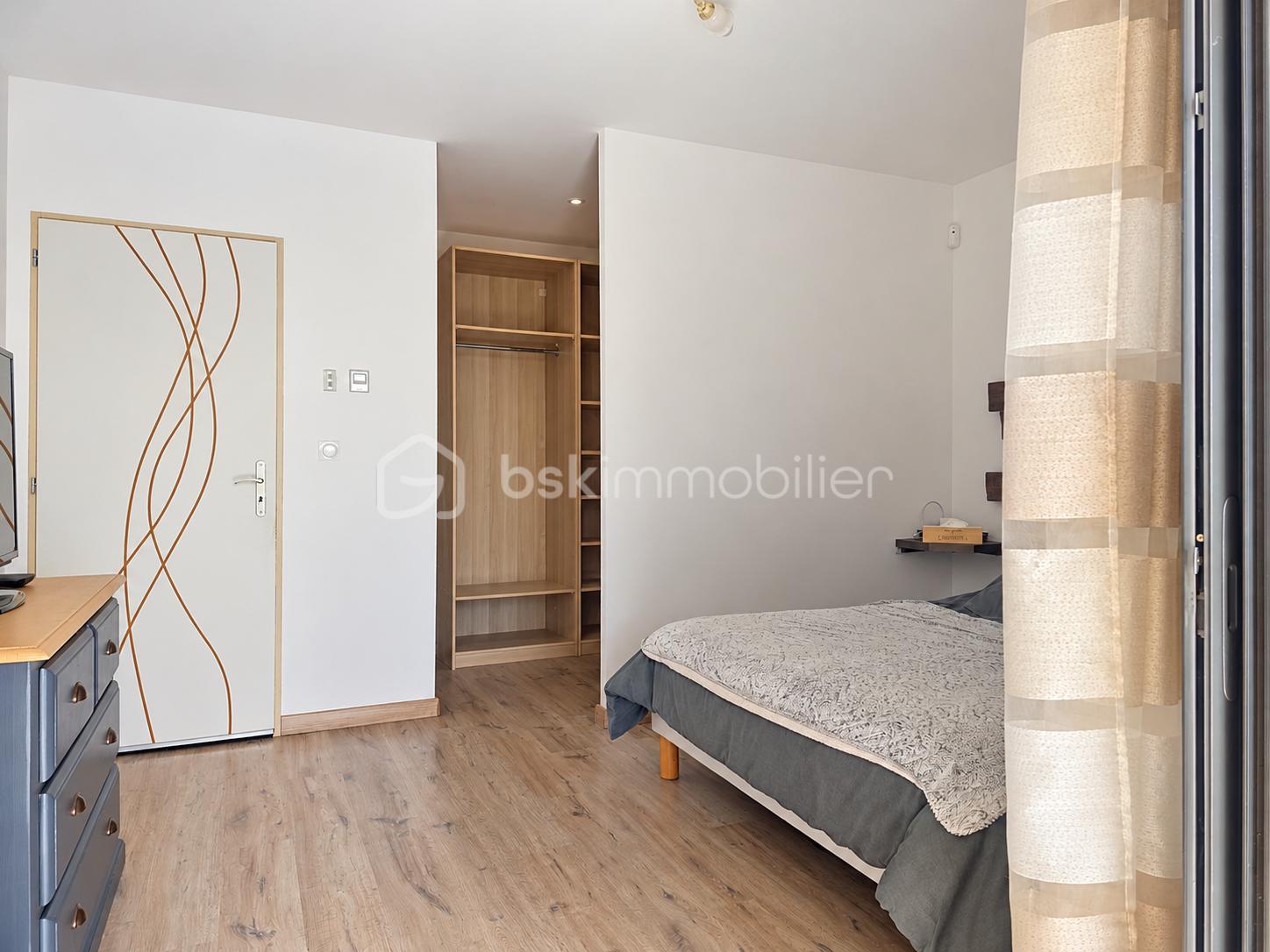 Chambre minimaliste avec dressing épuré.png
