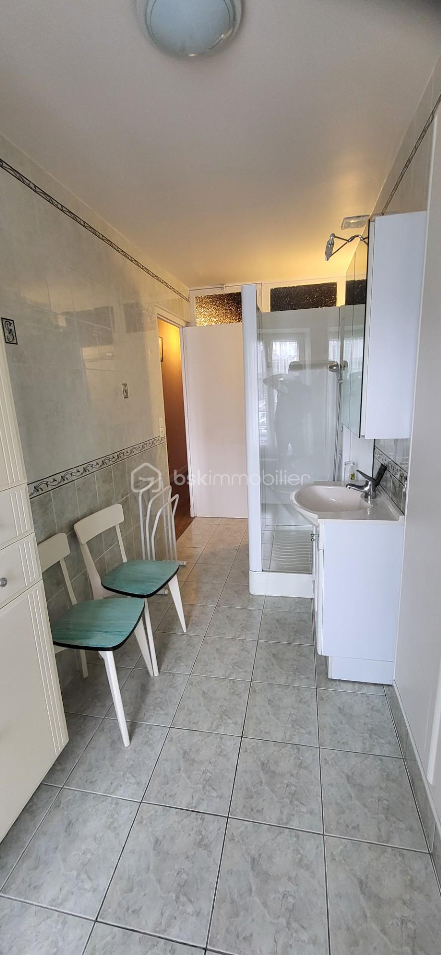 Maison de village de 200 m² - Gou rue du centre SDB 1 étage 1.jpg
