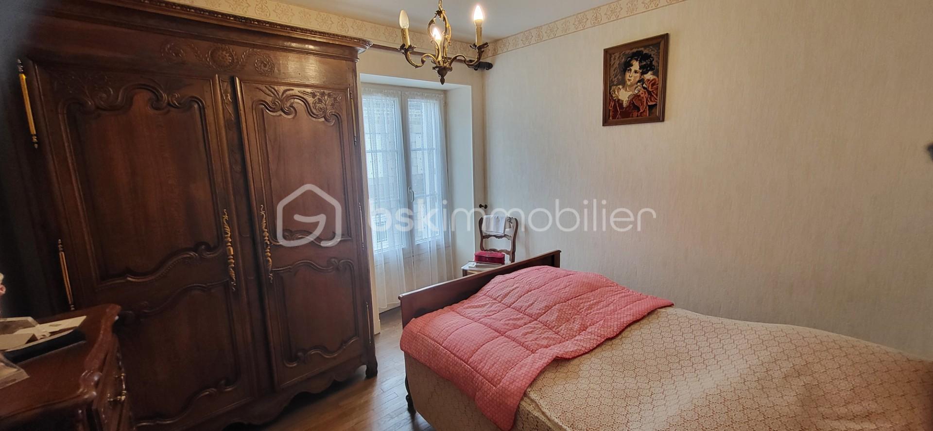 Maison de village de 200 m² - Gou rue du centre chambre 1 du 1er étage e.jpg