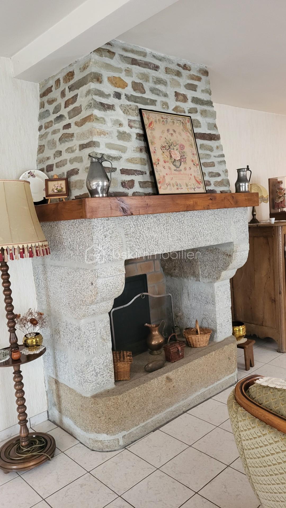Maison de village de 200 m² - Gou rue du centre cheminée.jpg