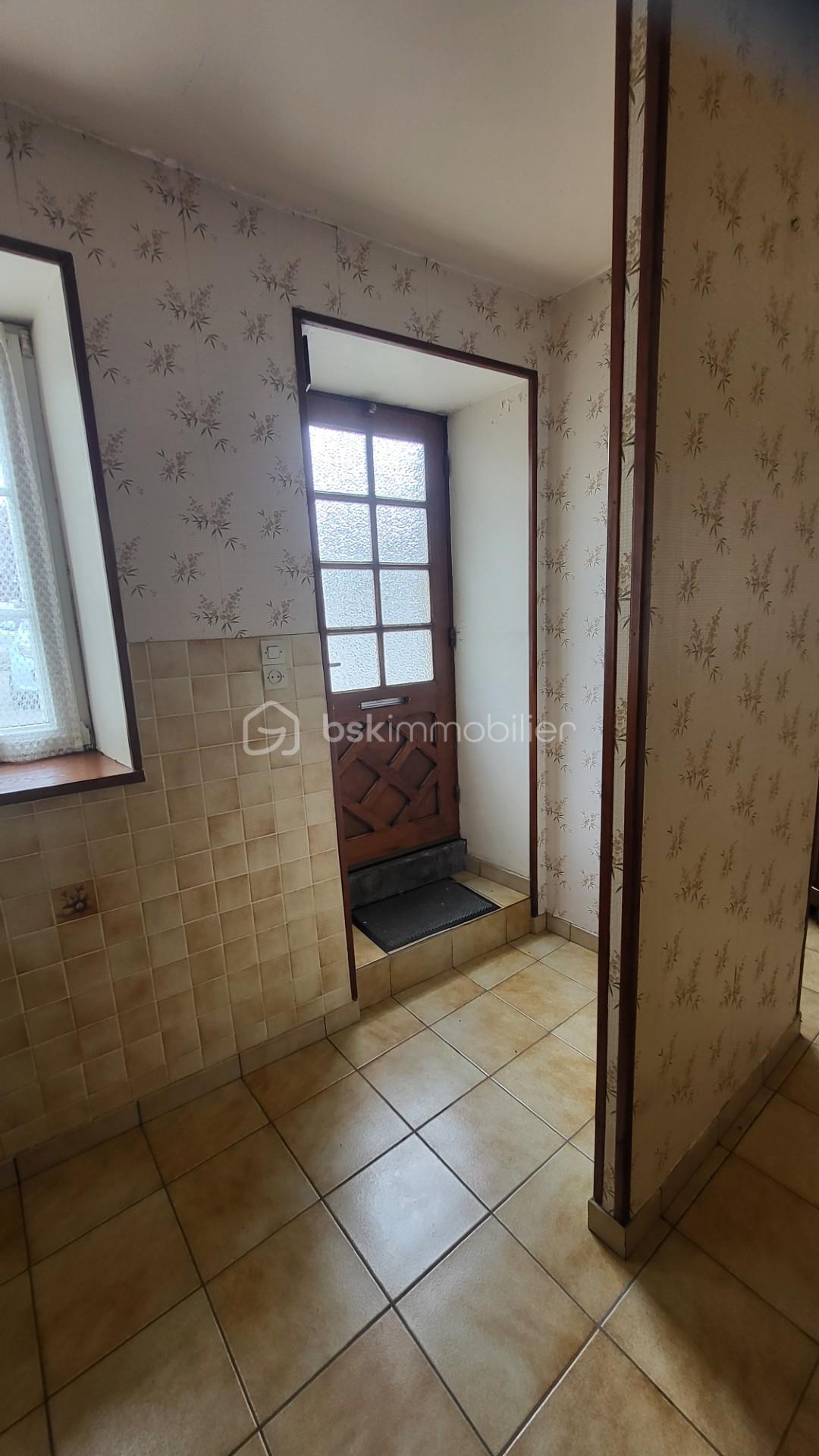 Maison de village de 200 m² - Gou rue du centre entrée côté cuisine.jpg