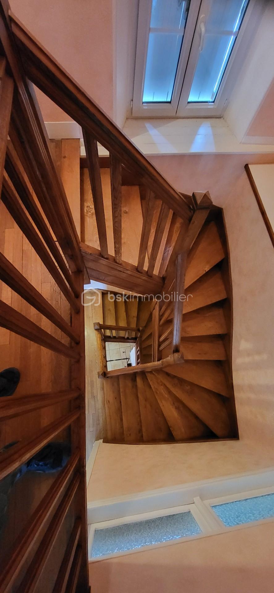 Maison de village de 200 m² - Gou rue du centre ESCALIER 1.jpg
