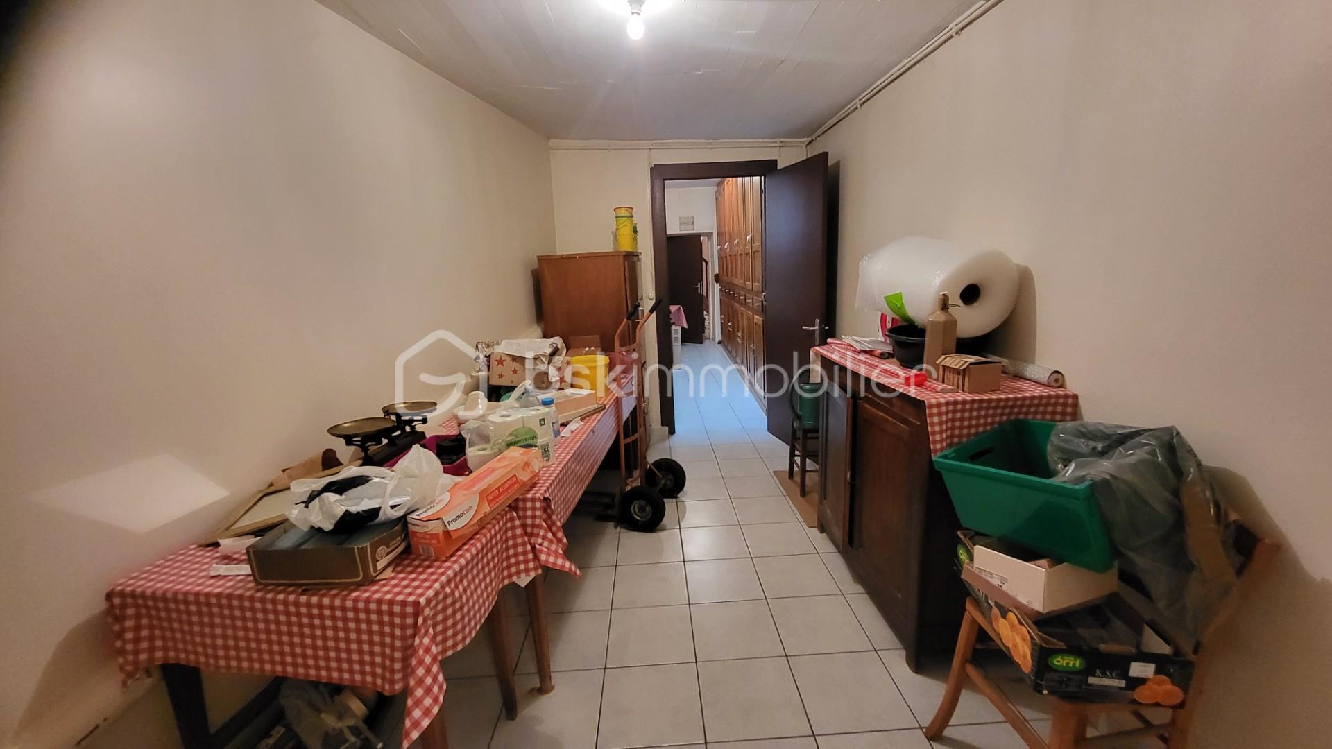 Maison de village de 200 m² - Gou rue du centre buanderie placards 2.jpg