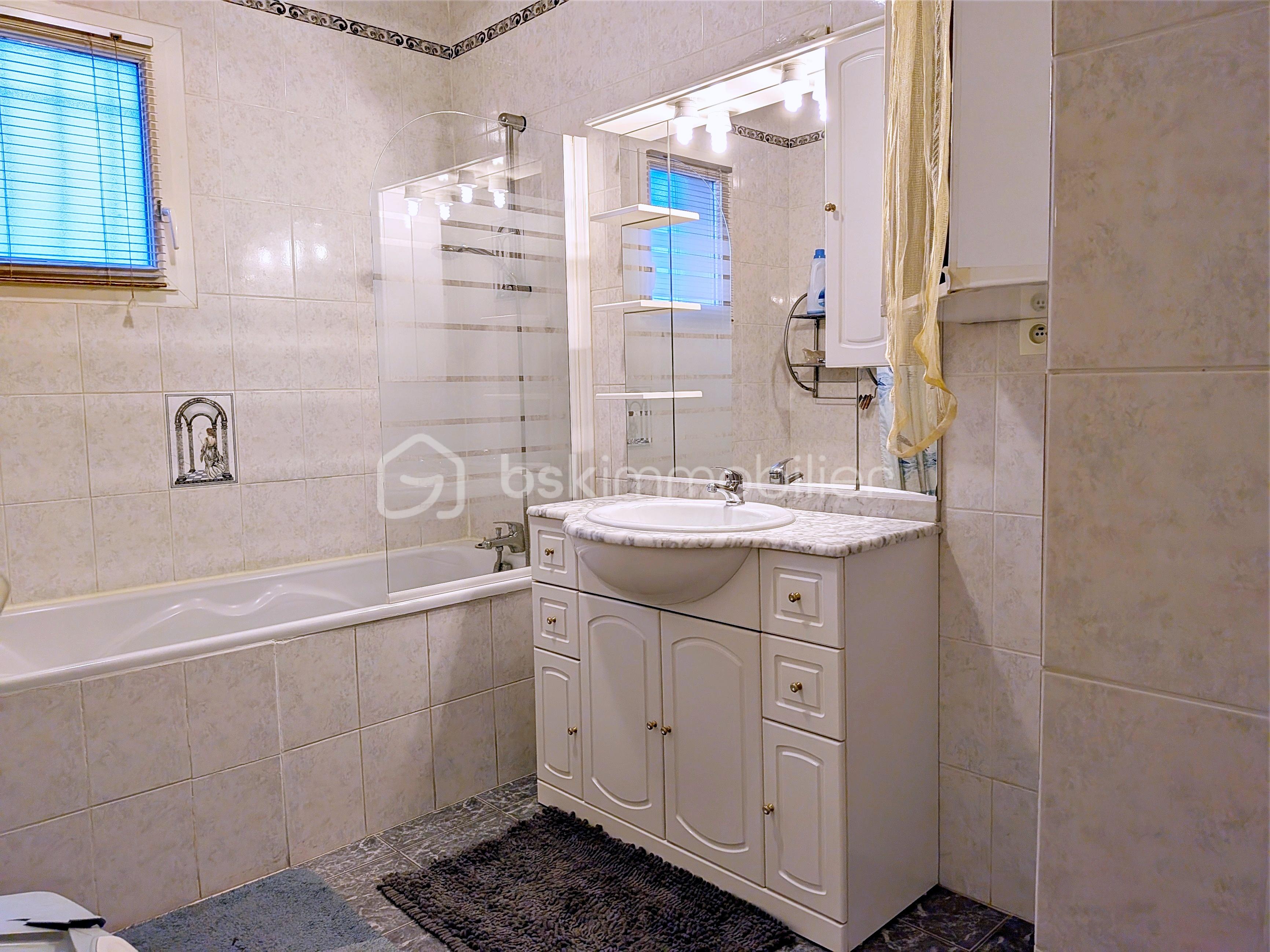 Maison de village de 412 m² - SDB.jpg