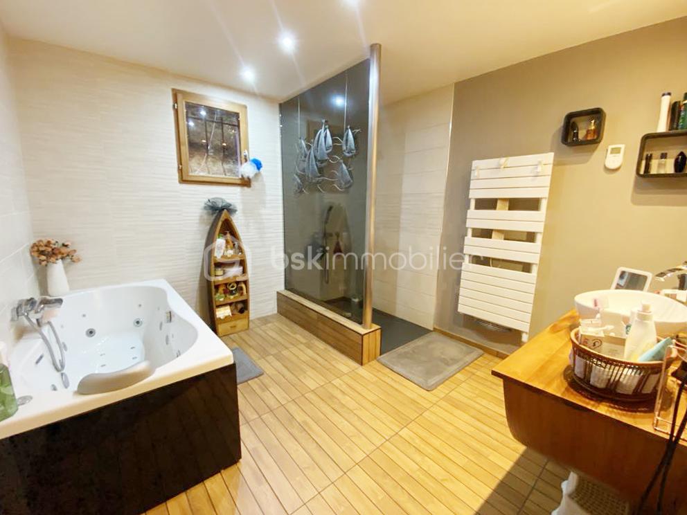 Maison de 450 m² - maison-grezieu-la-varenne-craponne-SDB-douche-bain.jpg