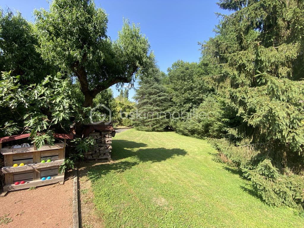 Maison de 450 m² - maison-grezieu-la-varenne-craponne-terrain-de-boules-jardin.jpg