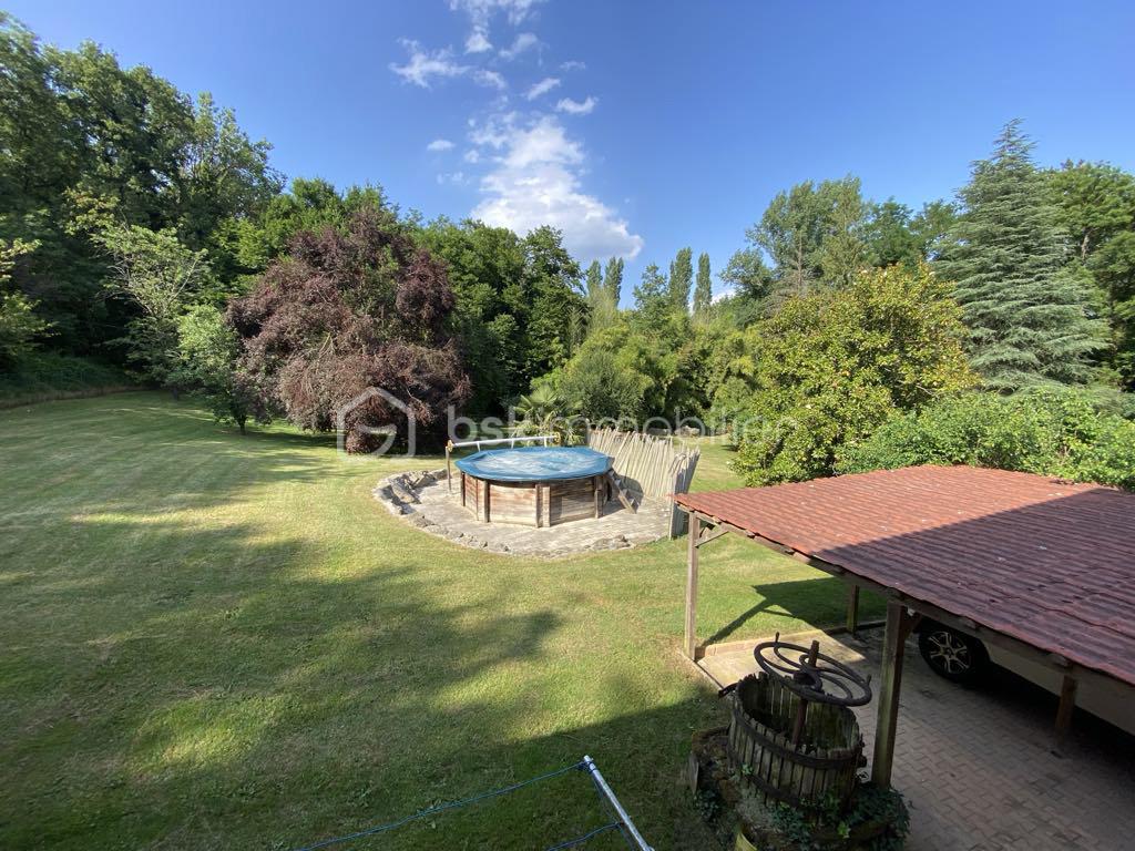 Maison de 450 m² - maison-grezieu-la-varenne-craponne-terrain-de-boules-jardin-puit.jpg
