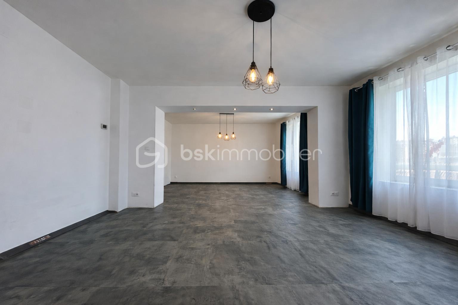 Espace moderne avec lumières industrielles.png