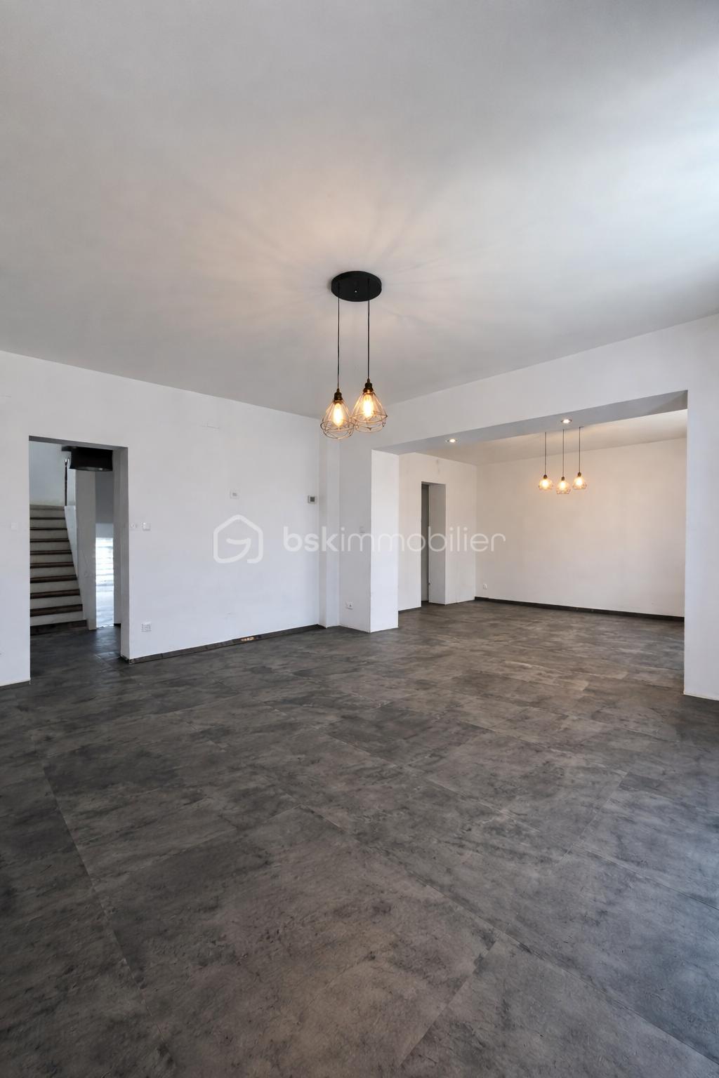 Espace moderne avec éclairage industriel &.png