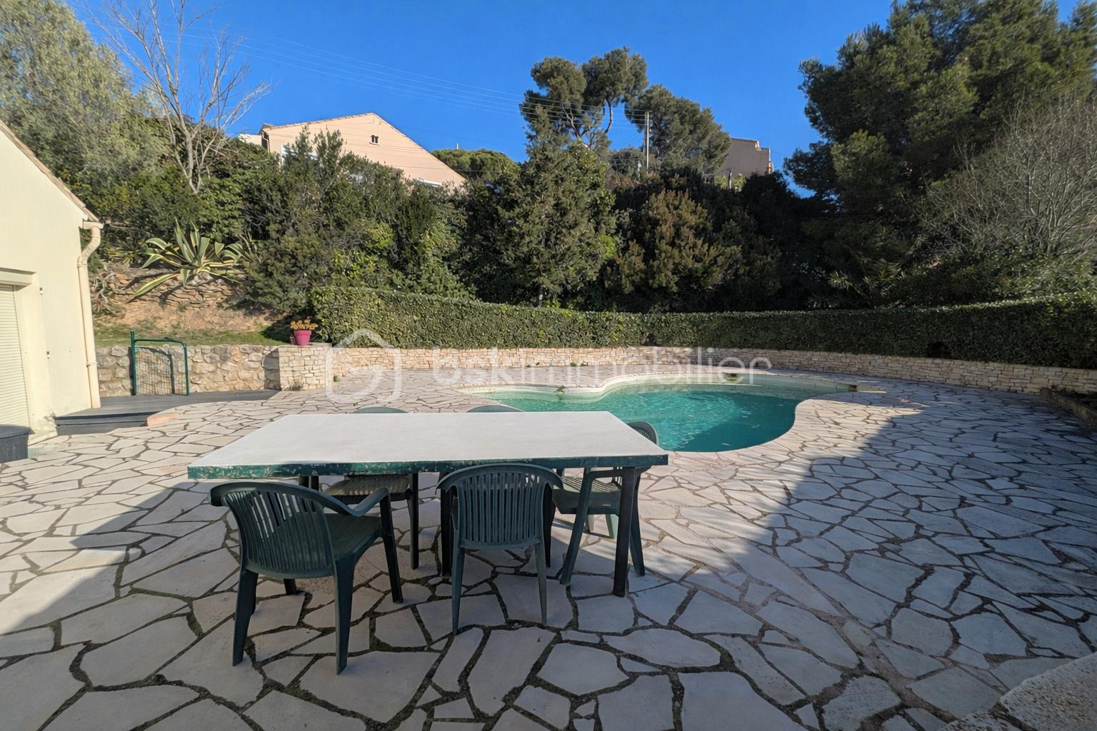 Maison de 104,33 m² - pub vue piscine 1.png