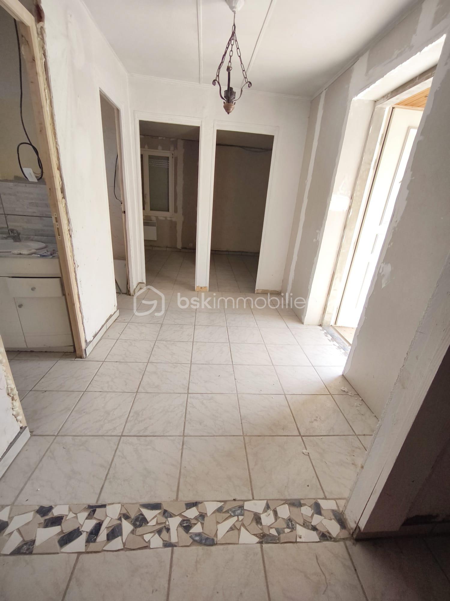 Maison de 61 m² - hall carrelalage.jpeg