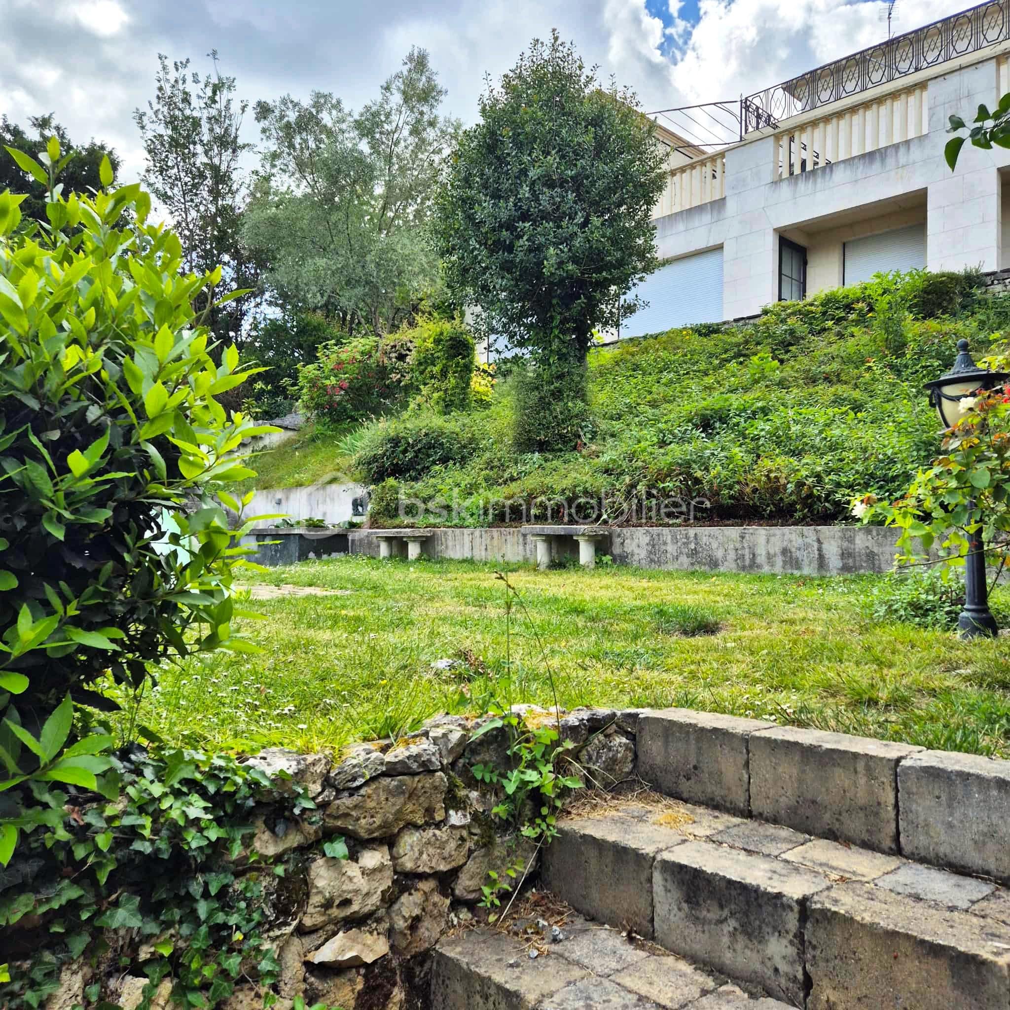 Demeure de 564,97 m² - jardin talus.jpeg