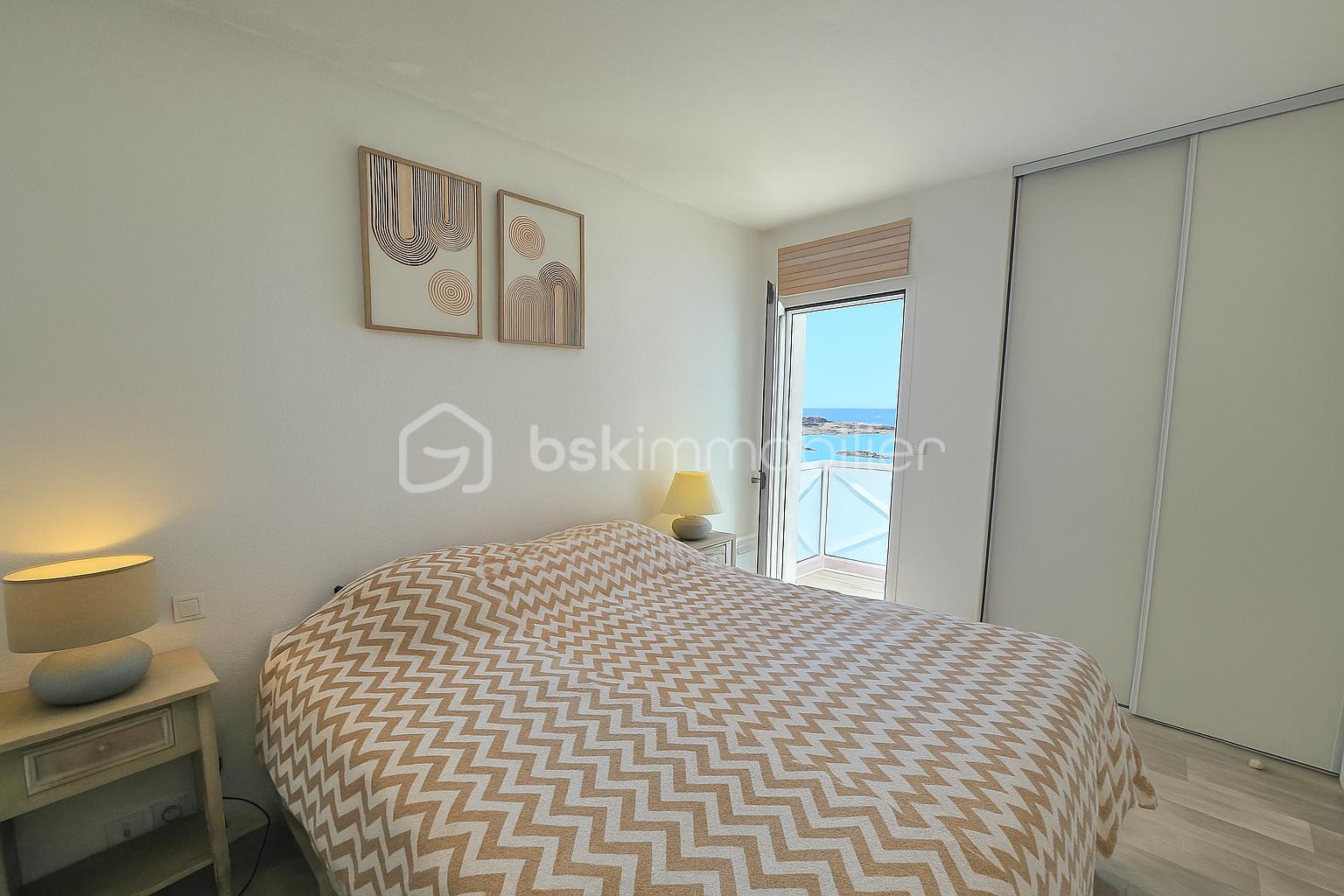 Appartement de 61,50 m² - Chambre lumineuse avec vue sur l'océan.png
