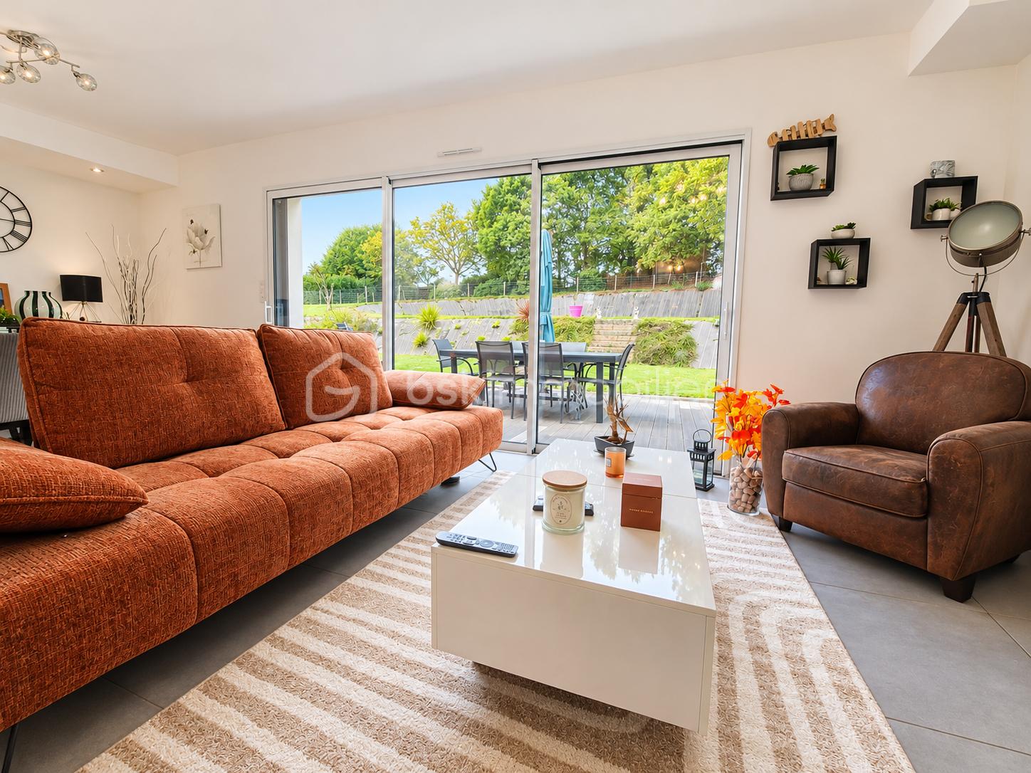 Salon contemporain lumineux avec vue sur jardin.png