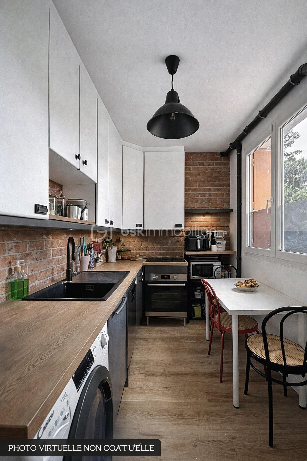 Cuisine industrielle moderne avec briques rouges.png