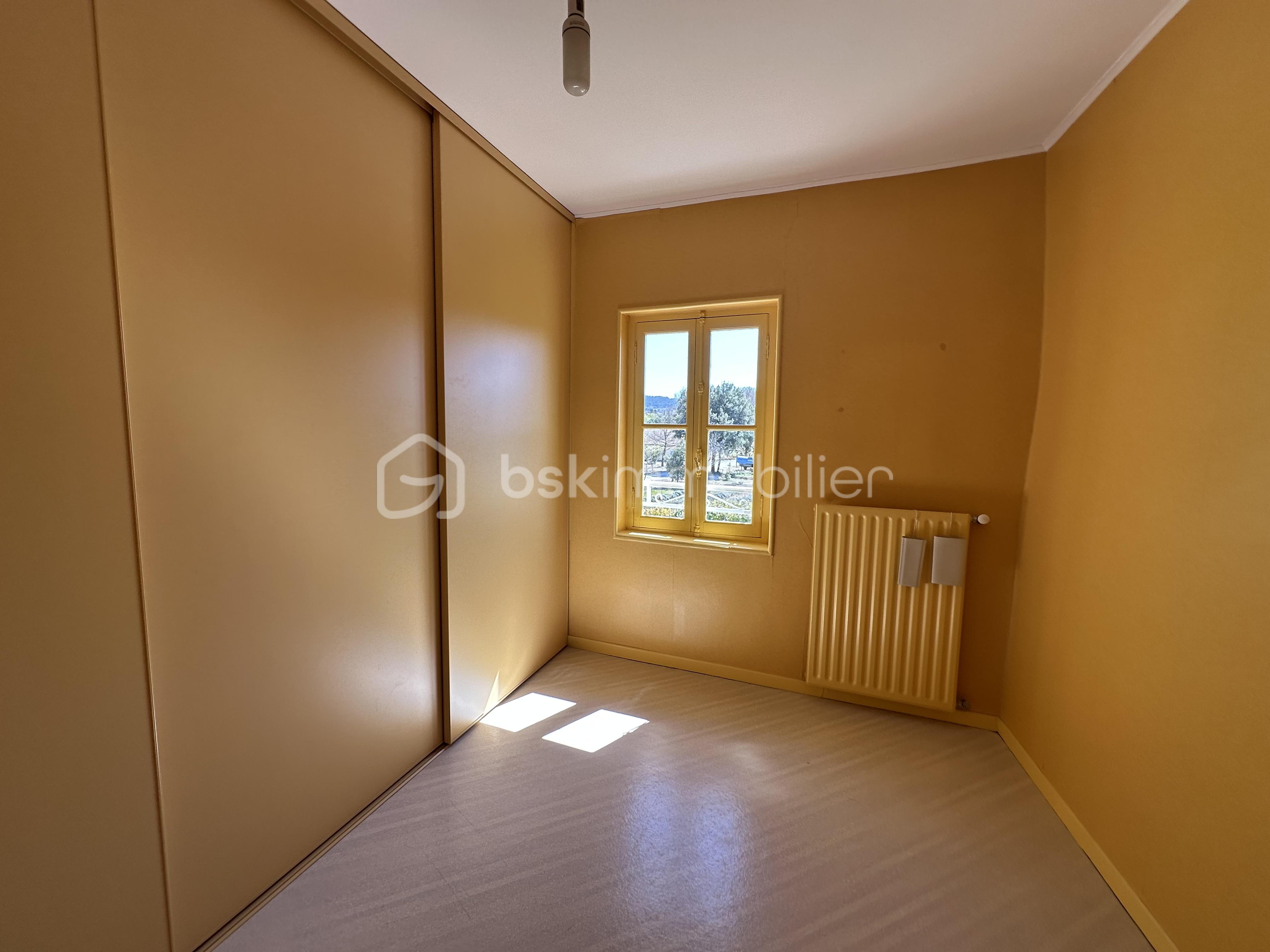chambre jaune maison valreas.jpeg