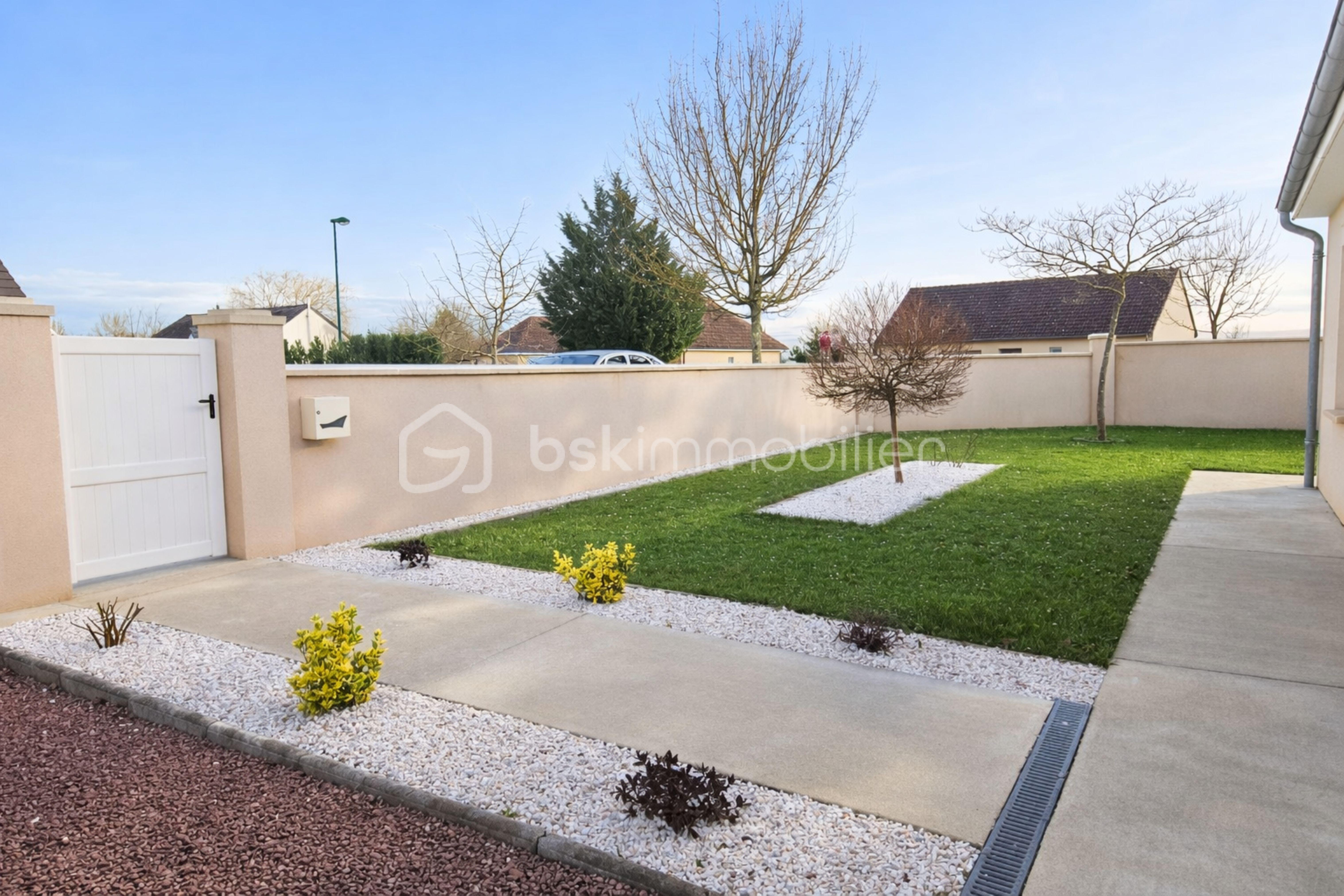 Maison de 97 m² - Jardin paysager sous la lumière douce.jpg