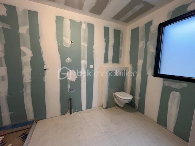 Maison contemporaine de 140 m² - SALLE DE DOUCHE ET WC.jpg