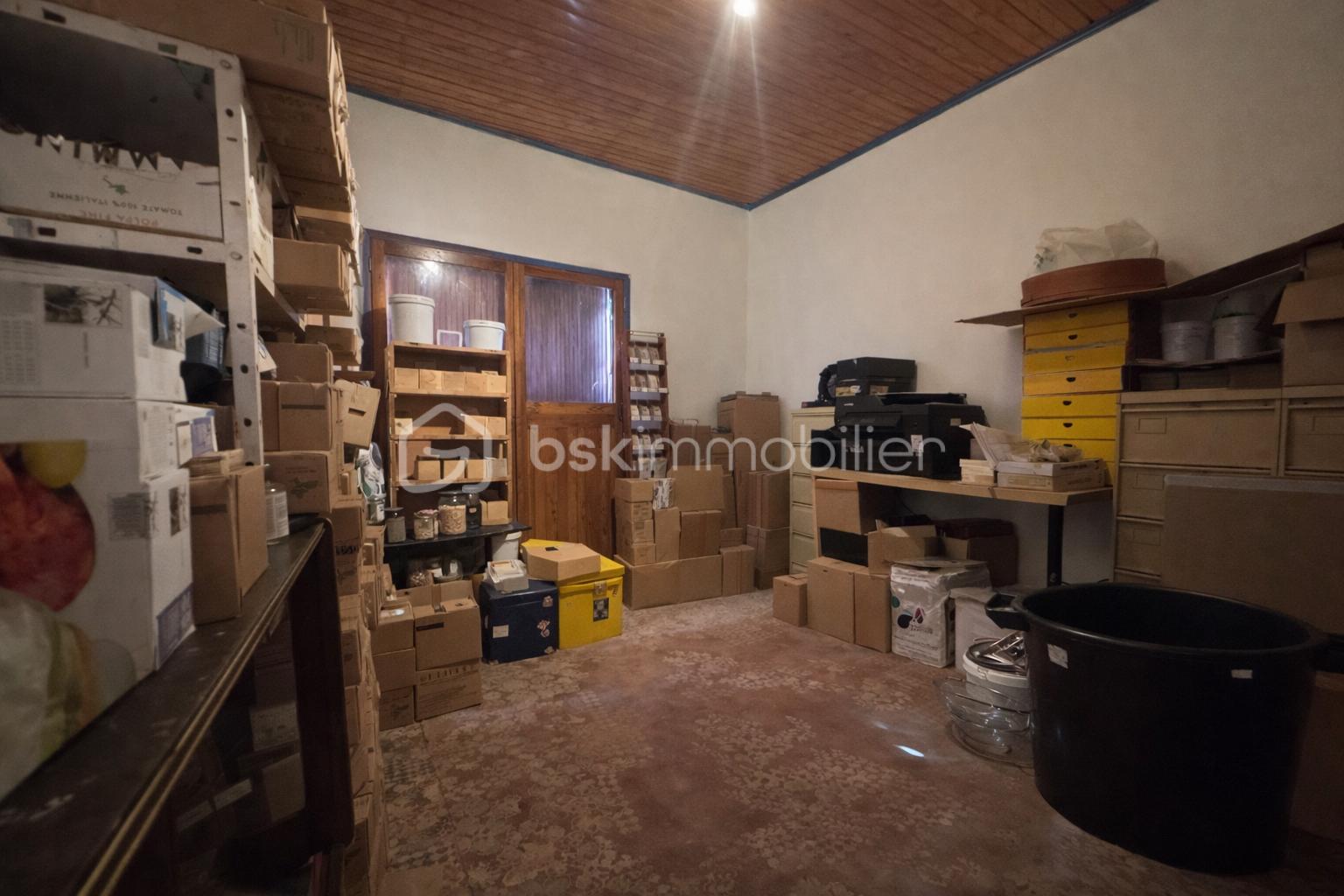 Rangement encombré et éclairage chaleureux.png