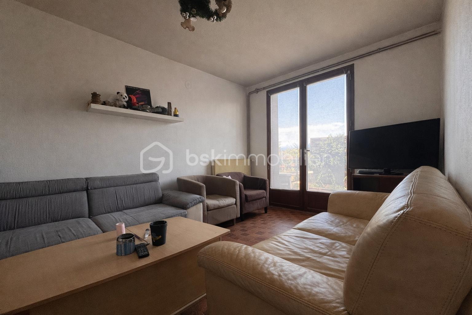 Salon cosy avec vue verdoyante.png