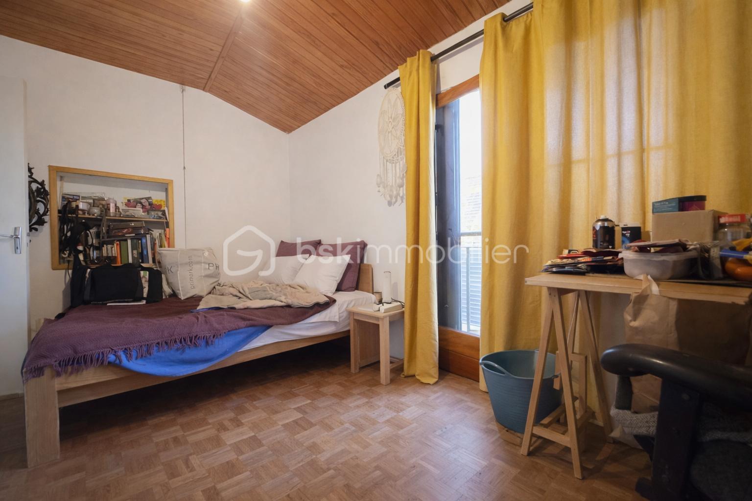 Chambre en désordre et lumière naturelle.png