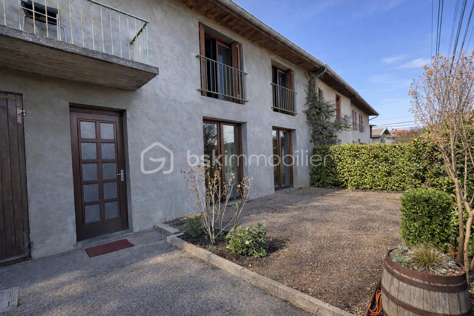 Façade usée et jardin simple.png