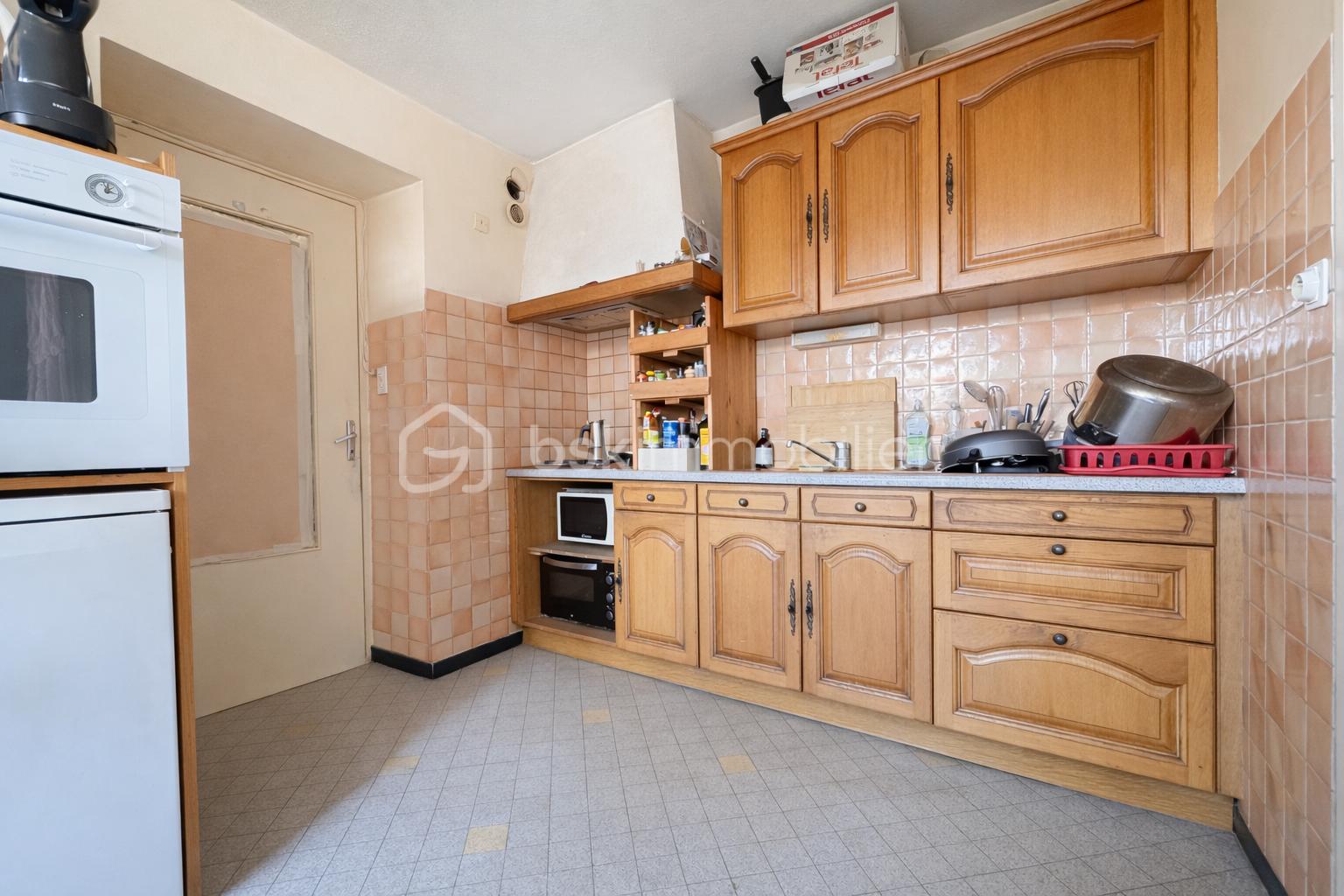 Cuisine traditionnelle et éclairage naturel.png