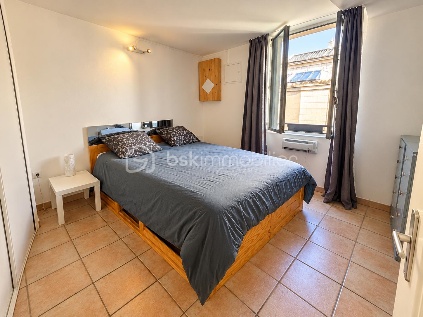 Chambre lumineuse avec lit en bois-1.png