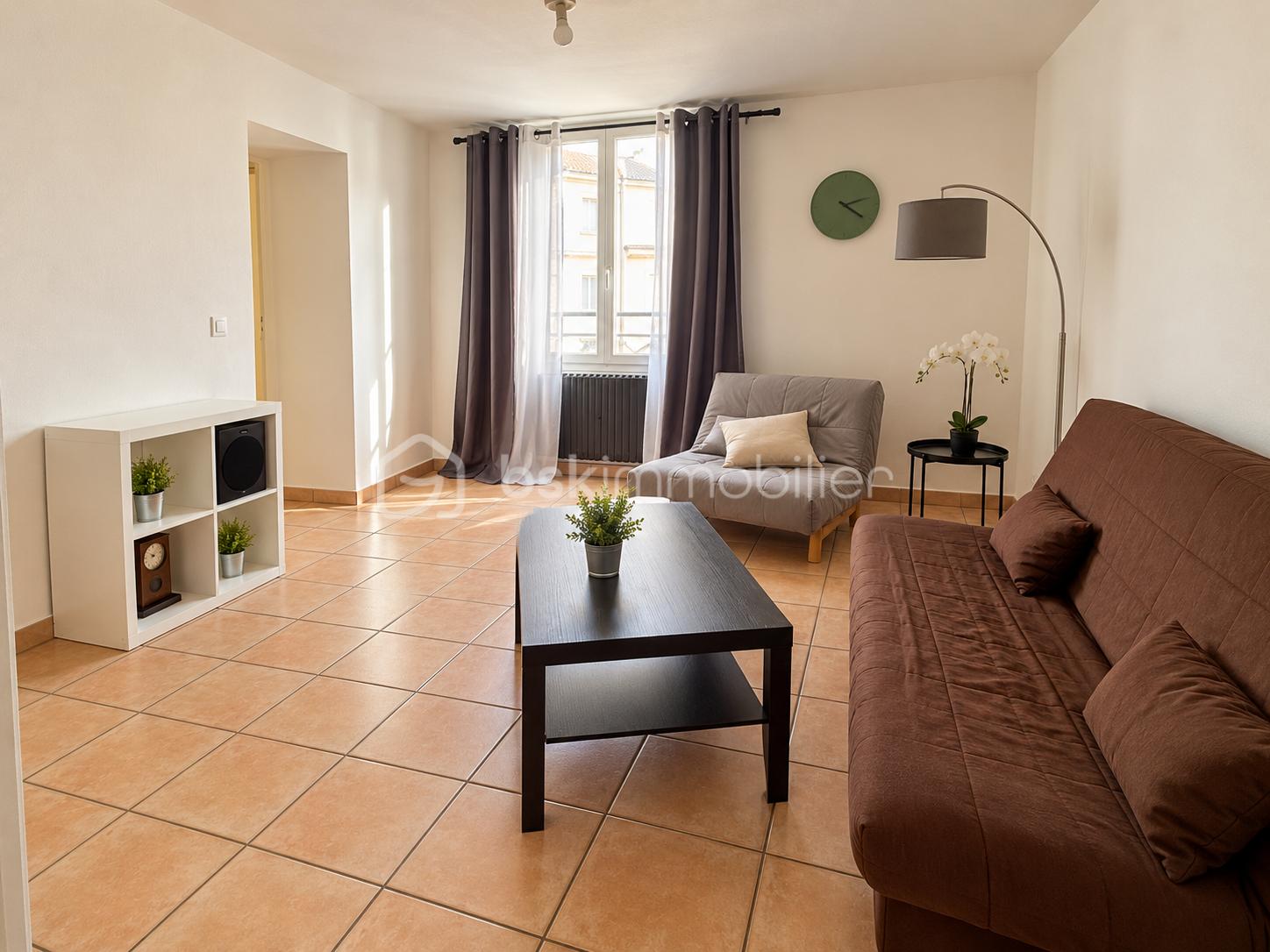 Salon moderne chaleureux et minimaliste.png
