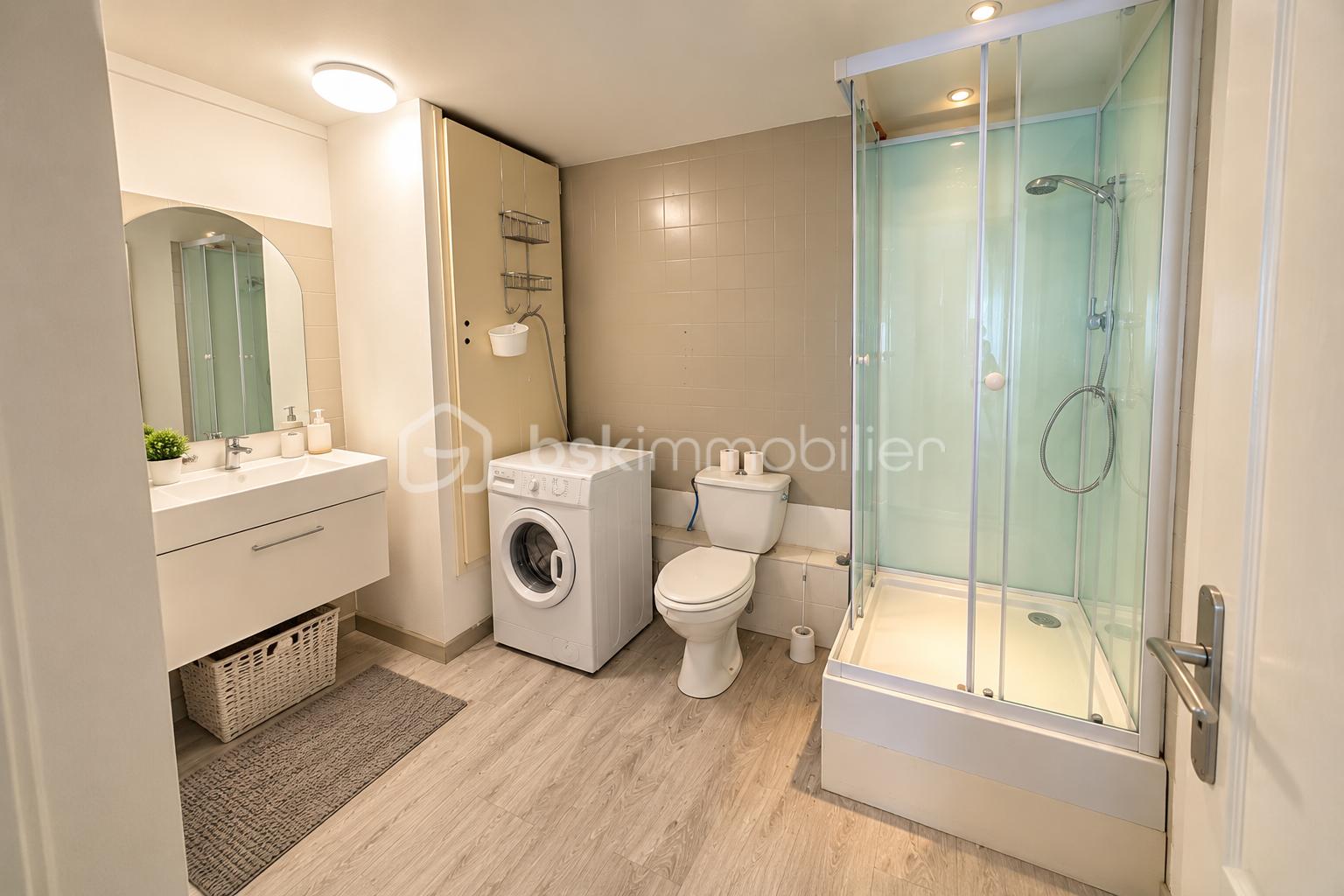 Salle de bain moderne avec buanderie-2.png