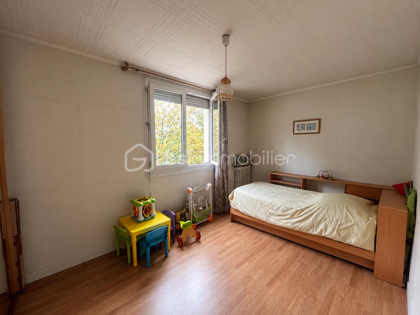 Chambre d’enfant lumineuse aux couleurs d’automne.png
