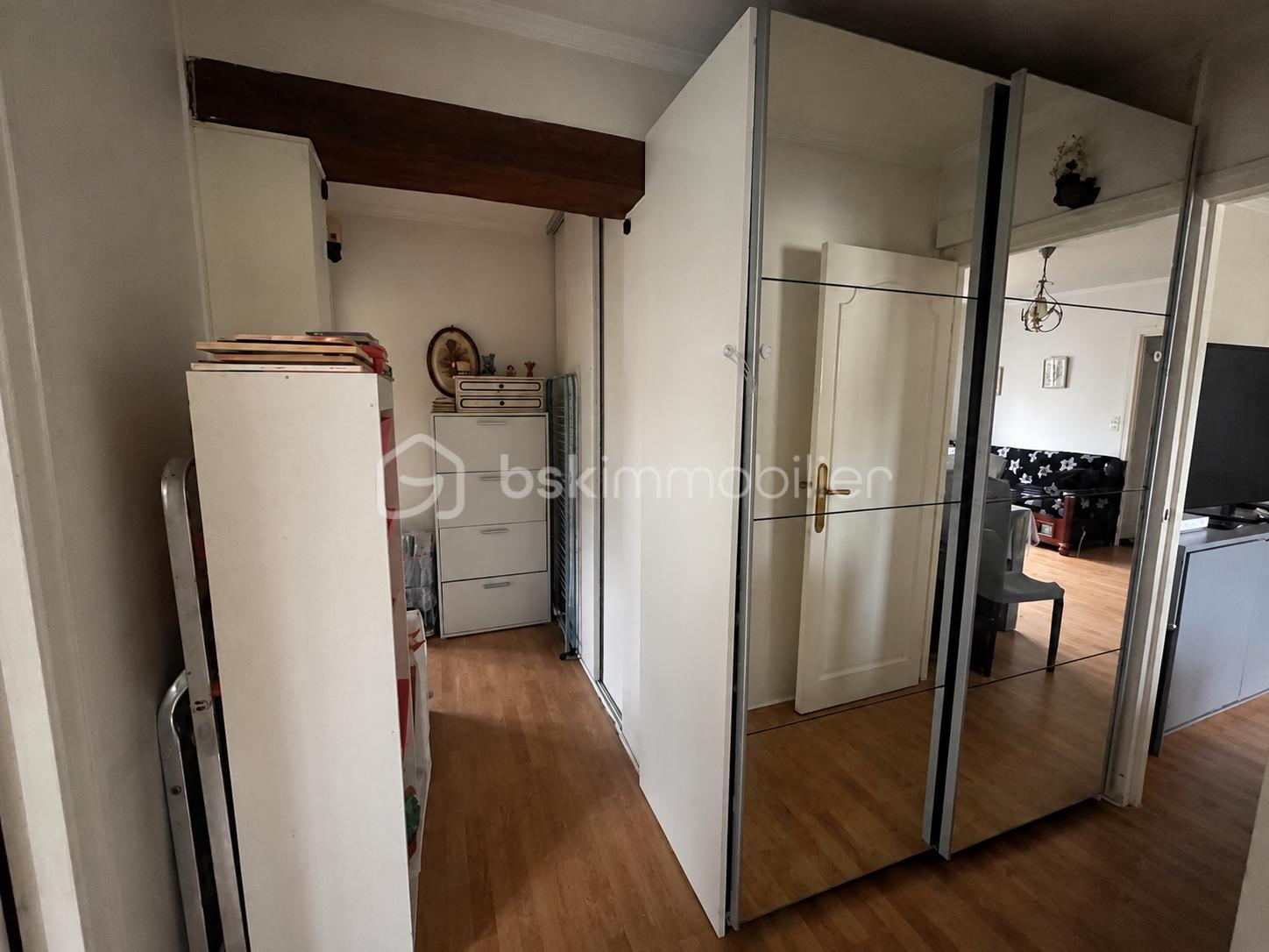 Couloir chaleureux avec armoire miroir.png