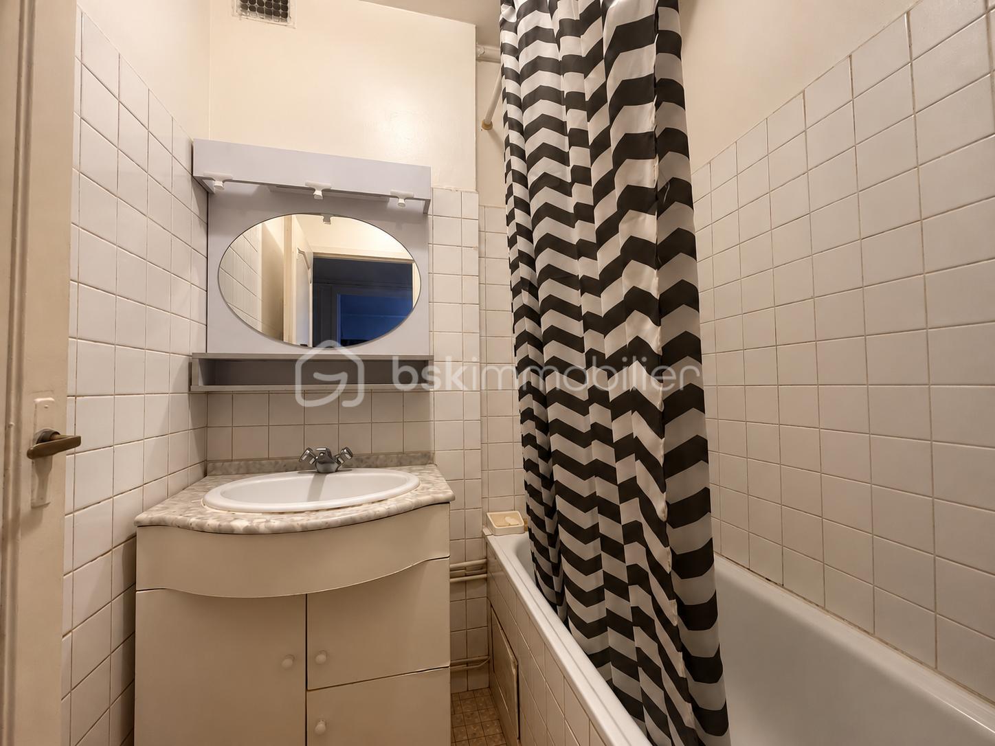Salle de bain rétro au rideau graphique.png