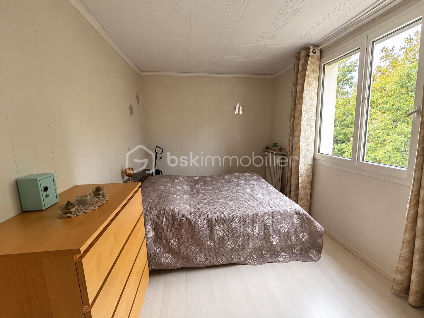 Chambre lumineuse aux volets ouverts.png