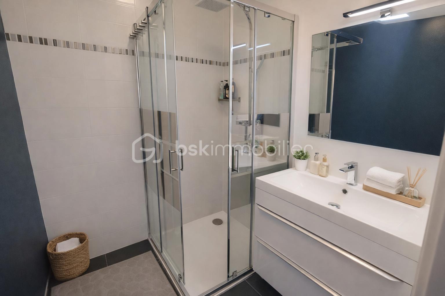 Maison contemporaine de 96 m² - SALLE D'EAU RDC.png