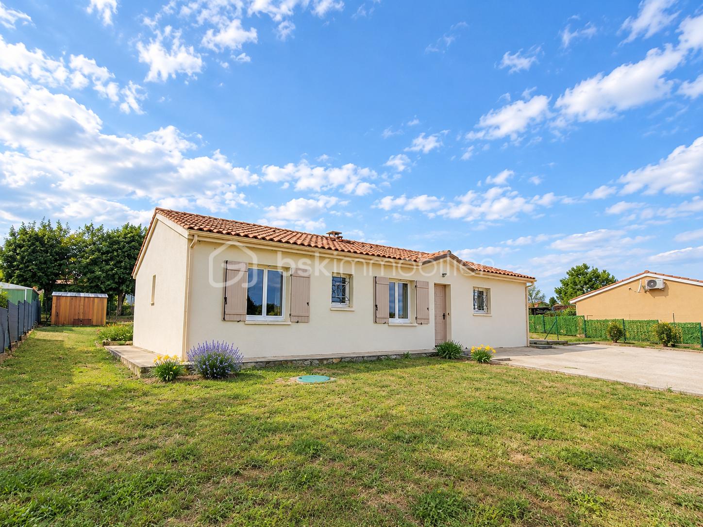 Maison de campagne sous ciel bleu.png