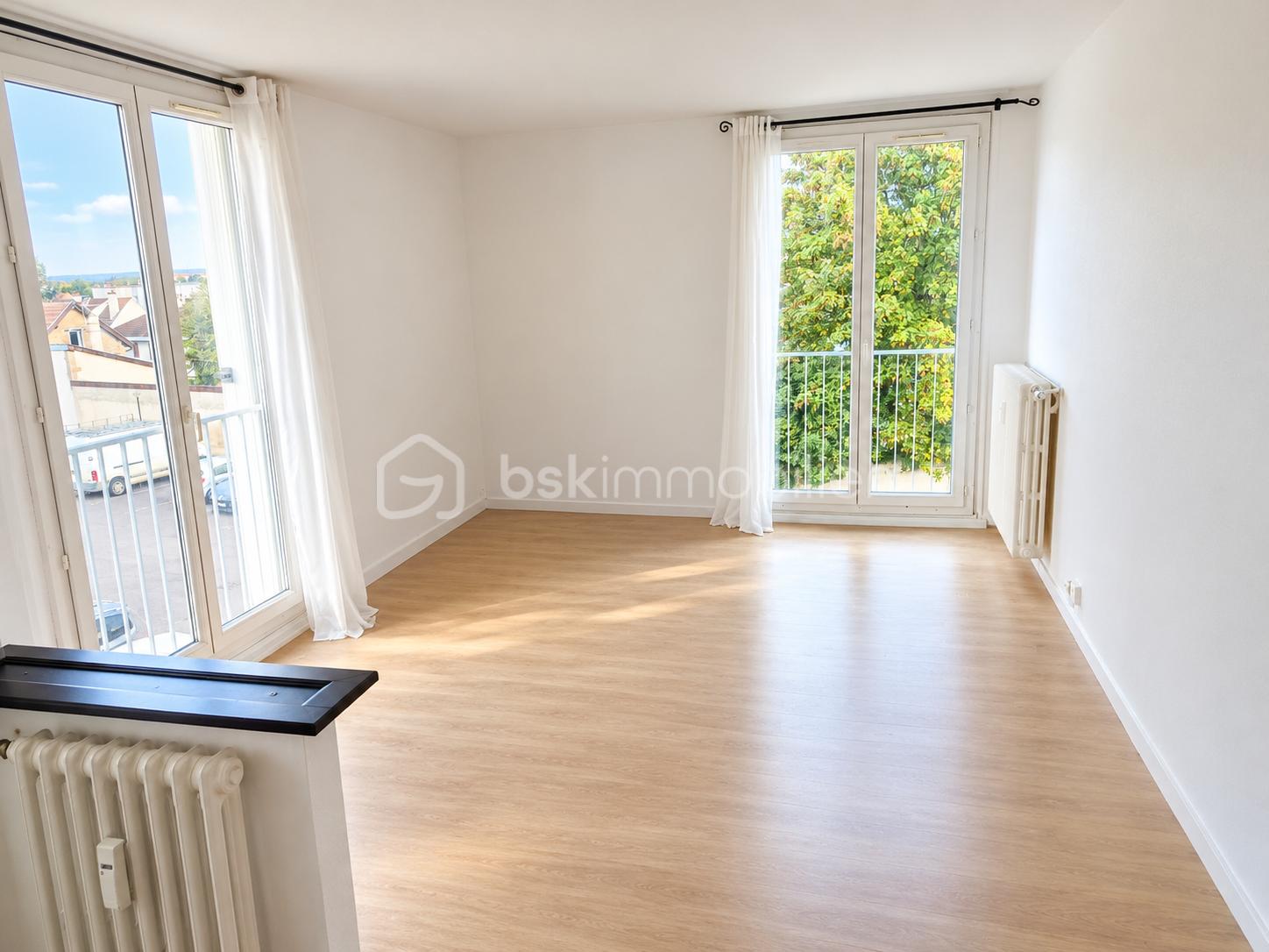 Salon lumineux et vide avec balcons.png