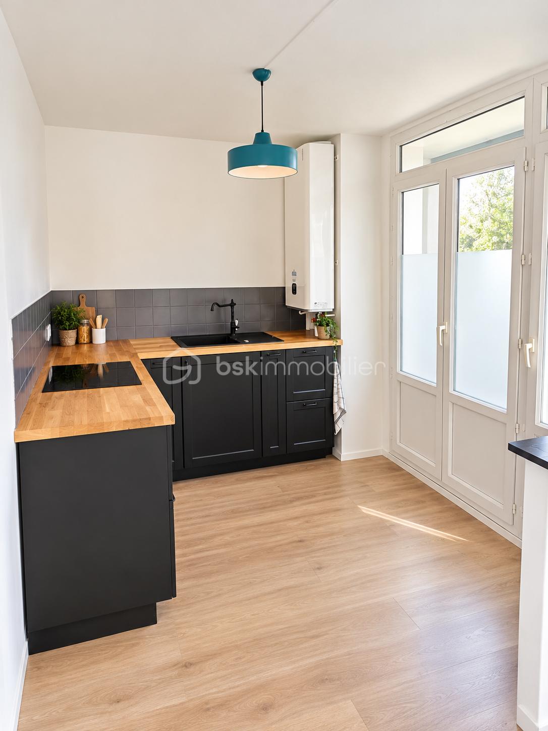 Cuisine scandinave baignée de lumière.png