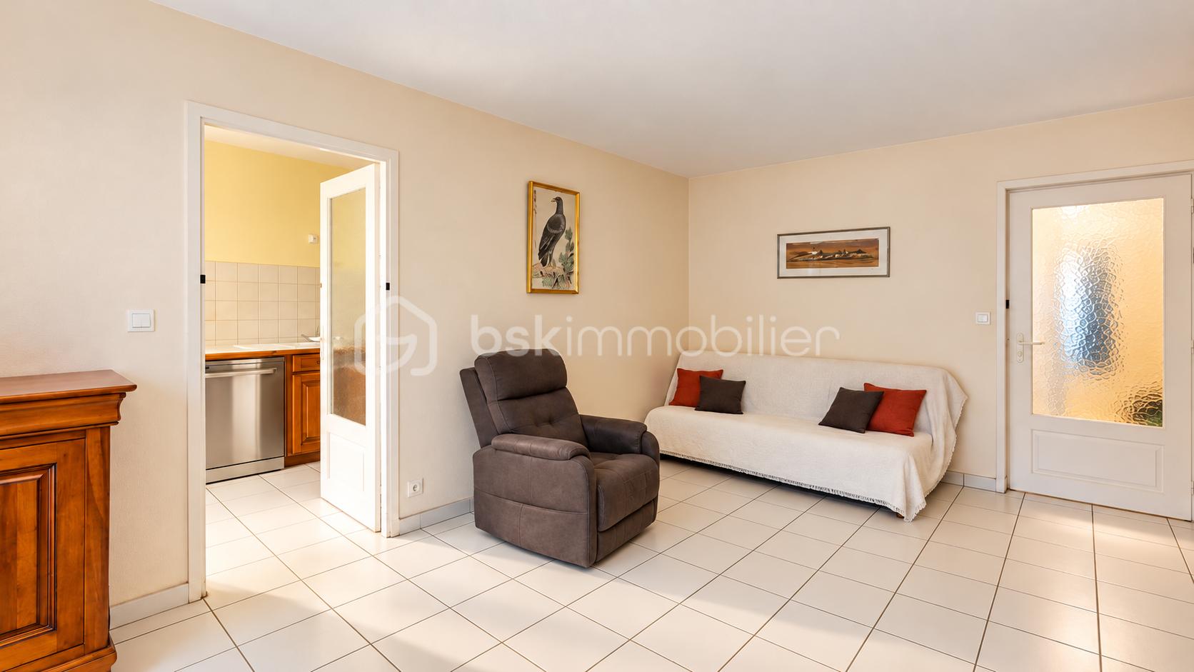 Salon moderne avec fauteuil et canapé décoré.png