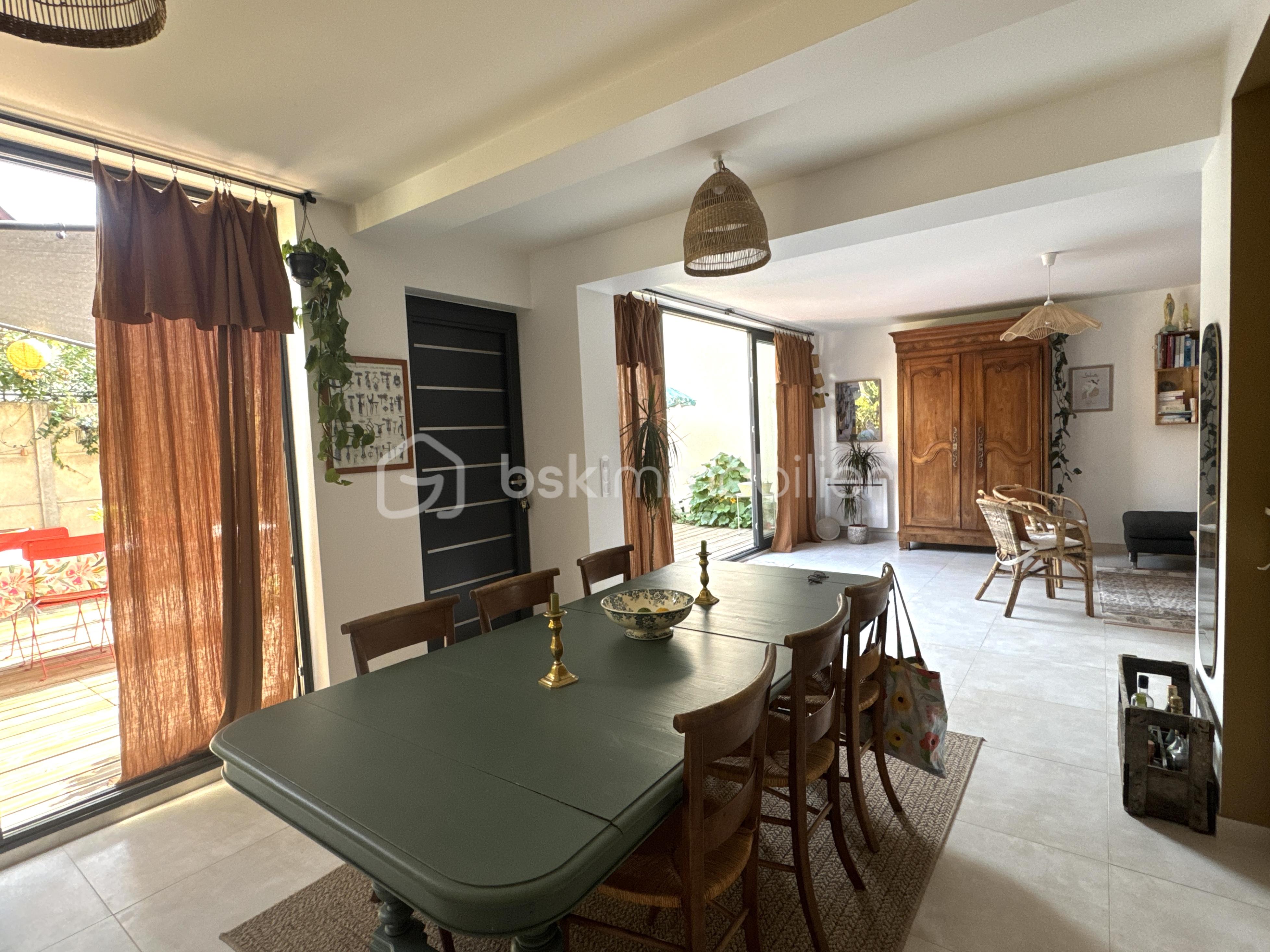Maison de ville de 150 m² - vu cuissine sur salon.jpg