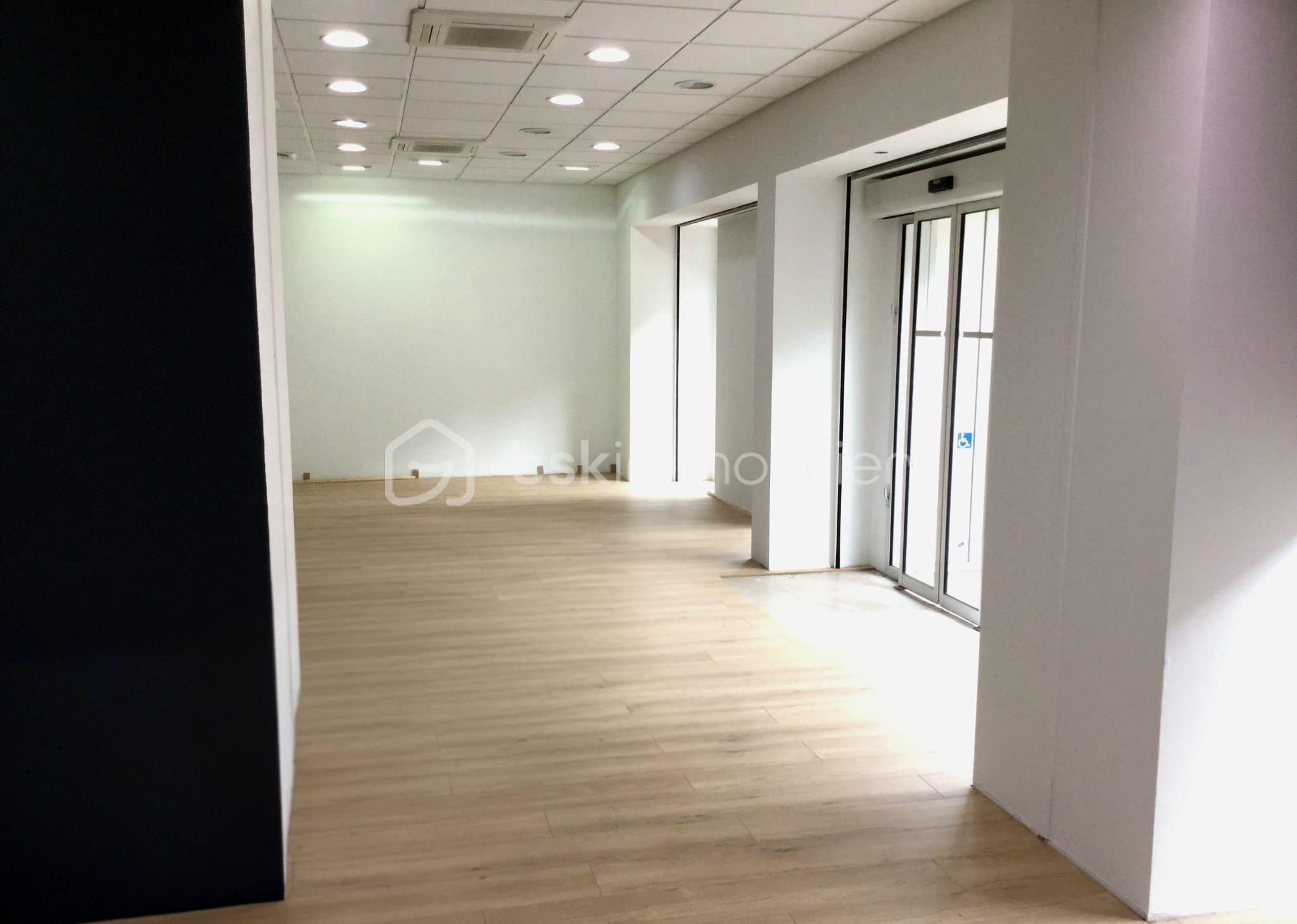 Local commercial de 123,81 m² - WhatsApp Image 2025-10-21 at 16.00.20.jpeg
