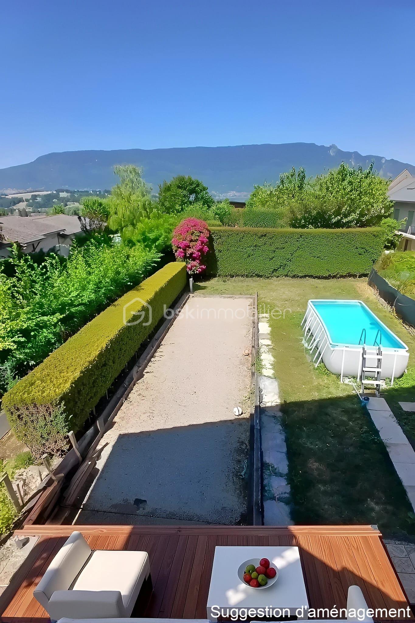 Maison de 236 m² - jardin piscine petanque.jpg