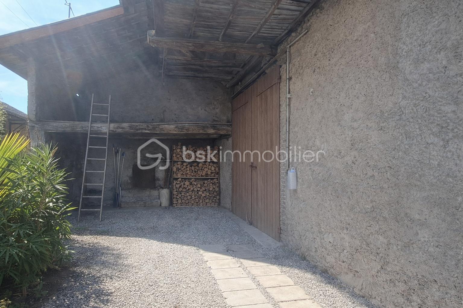 Maison La Frette Meyzin Cour.png