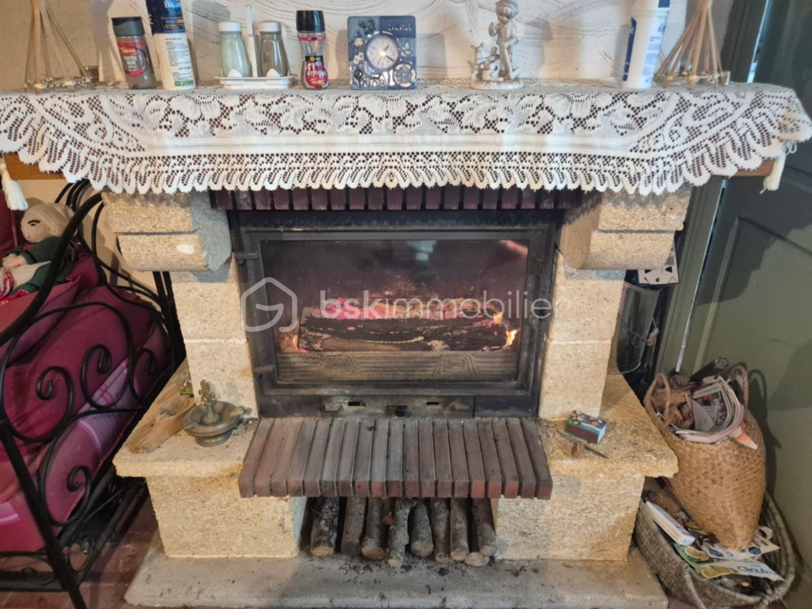 Maison ancienne de 47 m² - cheminee.jpg
