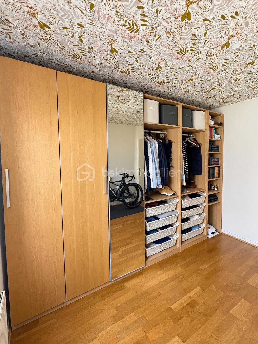 Chambre dressing chaleureuse et organisée.png