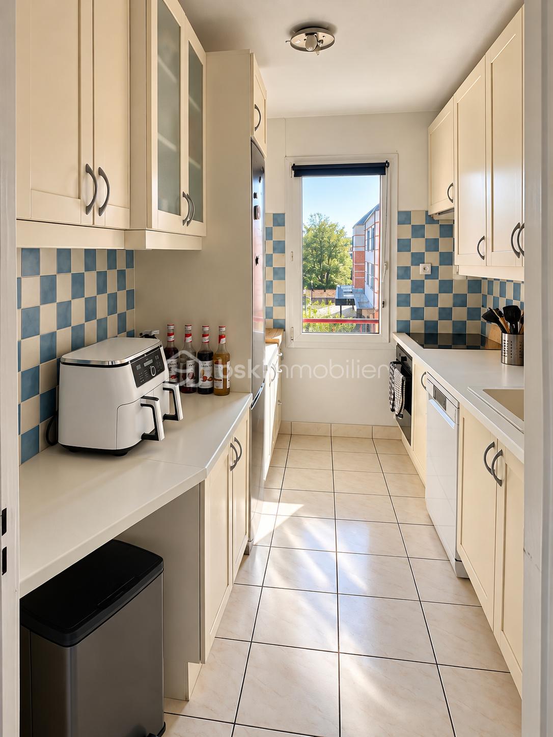 Cuisine galley moderne lumineuse et ordonnée.png
