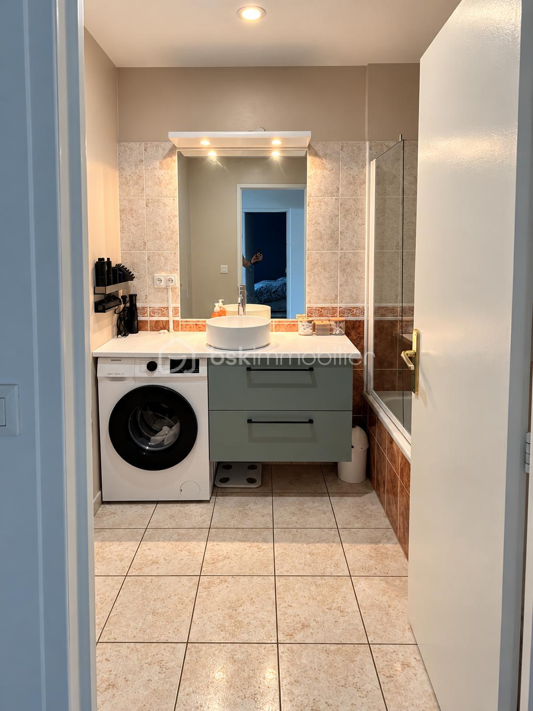 Salle de bain moderne avec buanderie.png