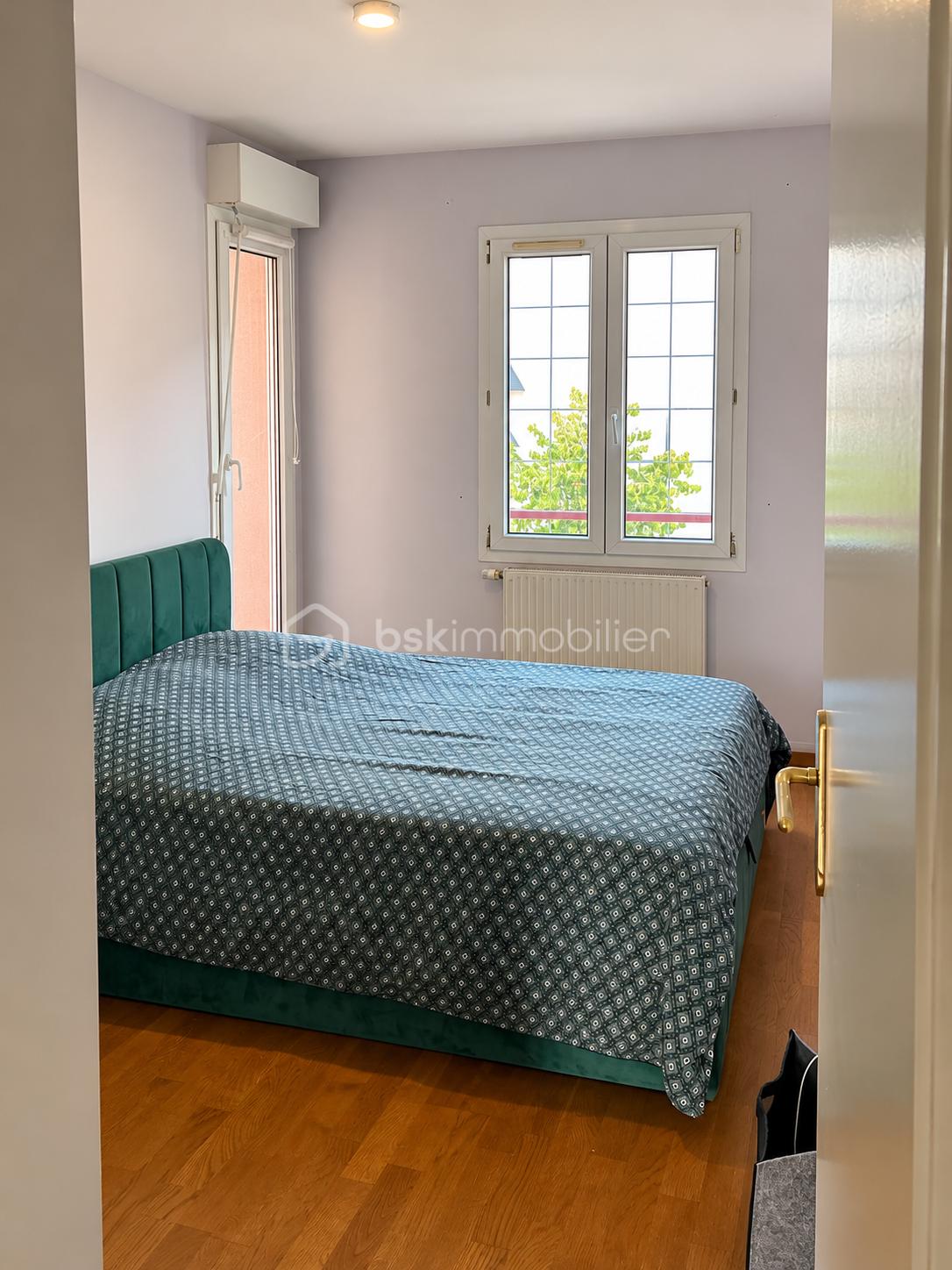 Chambre teal lumineuse vue depuis l’entrée.png