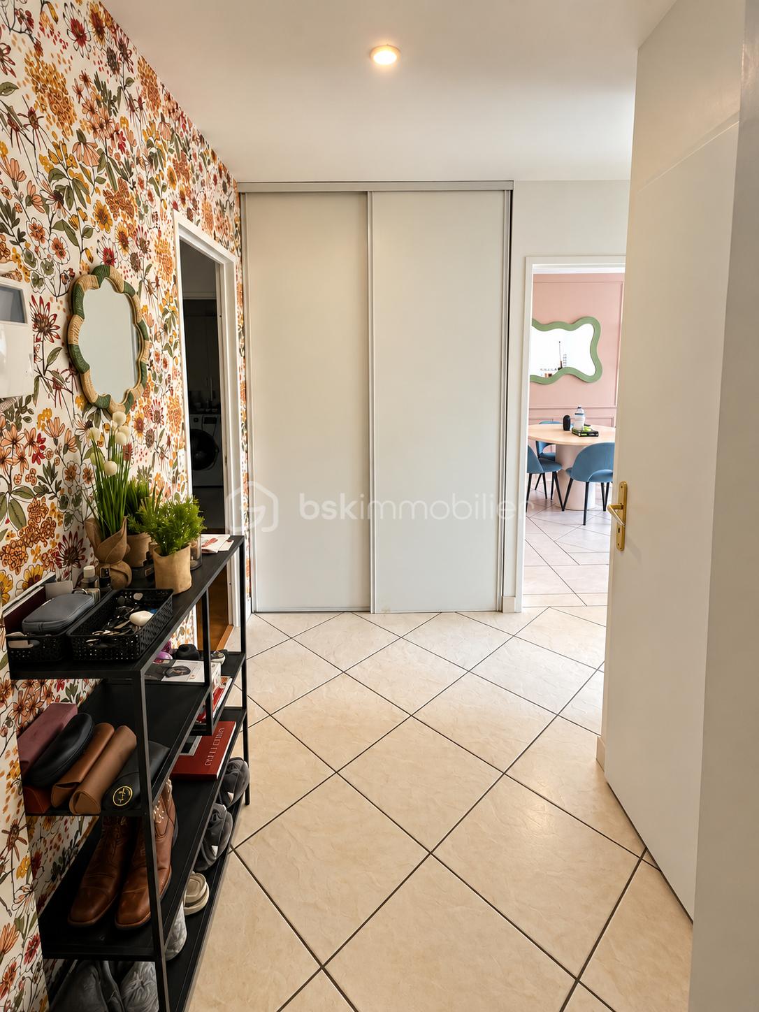 Entrée moderne aux accents floraux.png