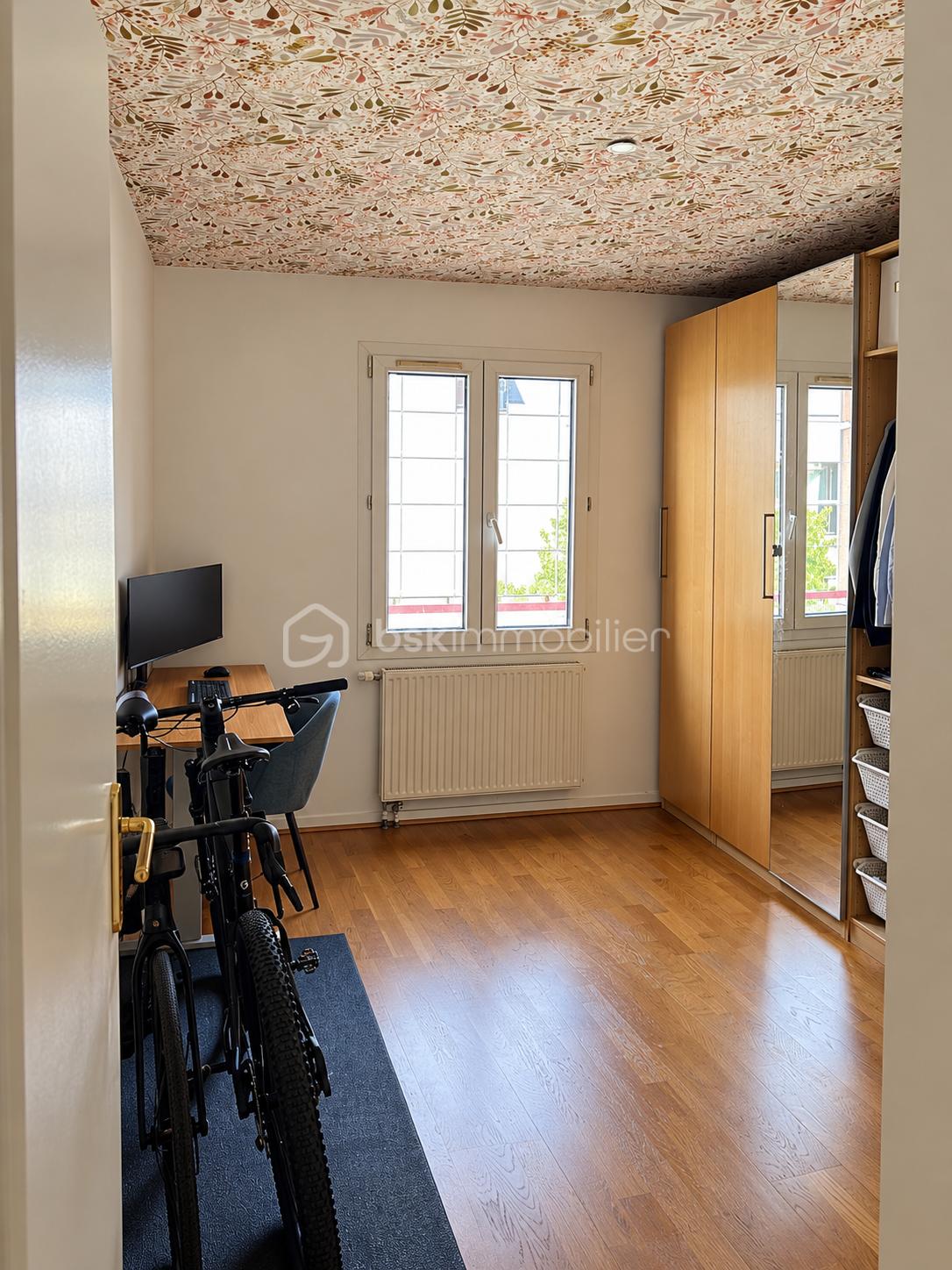 Chambre-bureau avec vélo et plafond floral.png